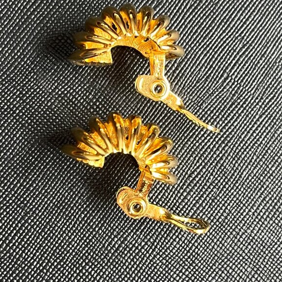 Vintage MONET Gold Tone Clip On Earrings - Picture 4 of 10